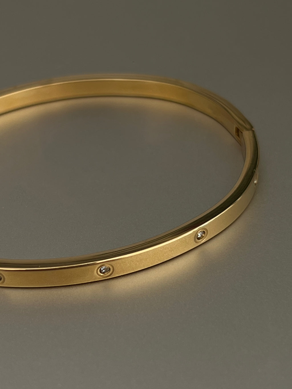 Slim gold bracelet with polished finish – luxury jewellery by EverLuxe