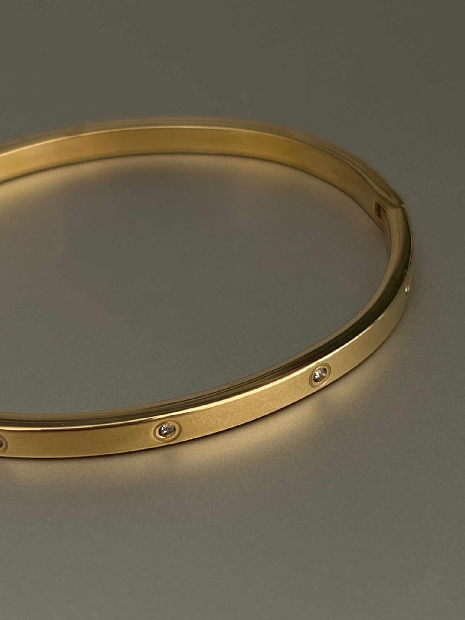 Slim gold bracelet with polished finish – luxury jewellery by EverLuxe