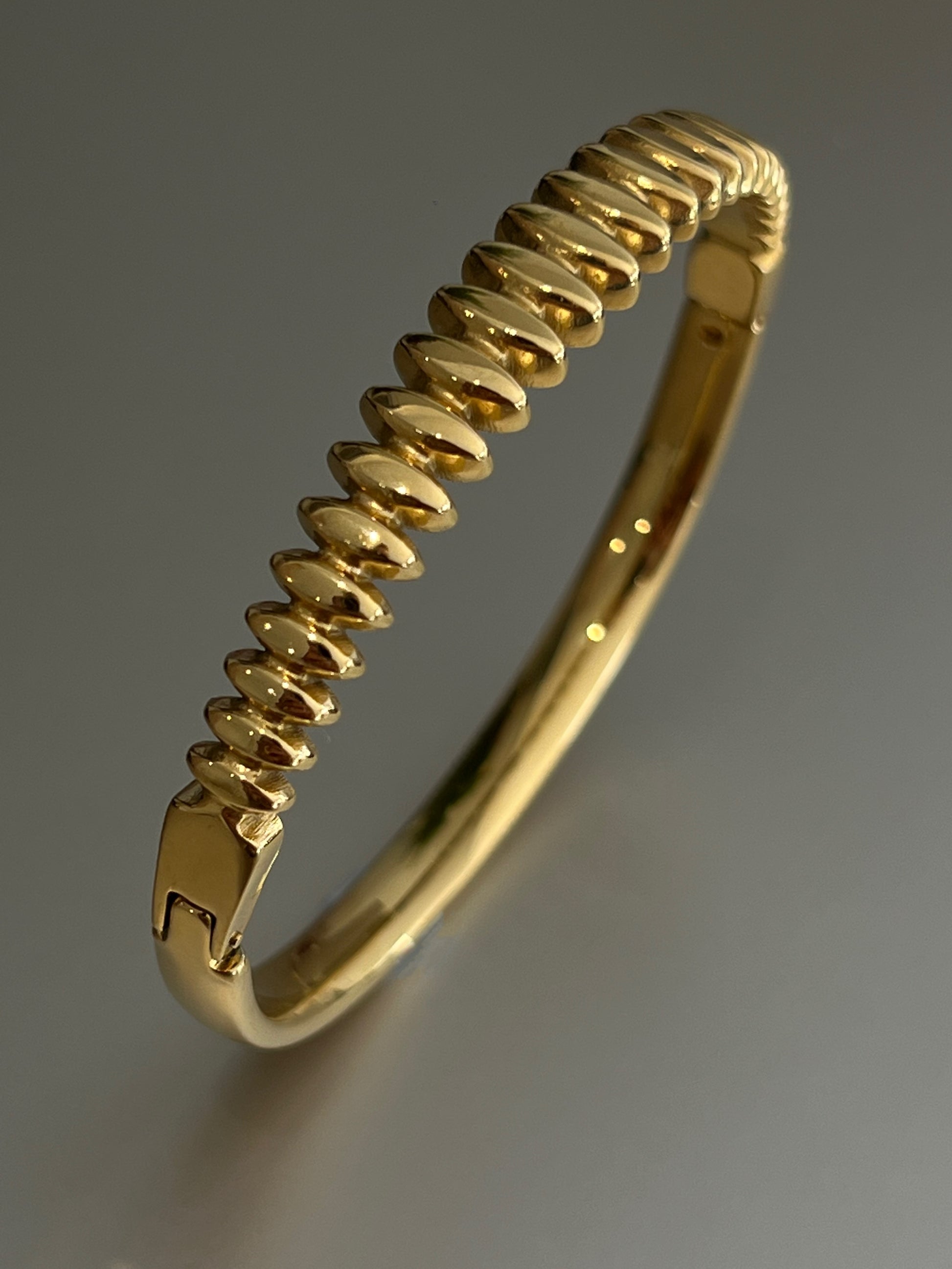 Ergonomic high-polish gold cuff – waterproof & hypoallergenic