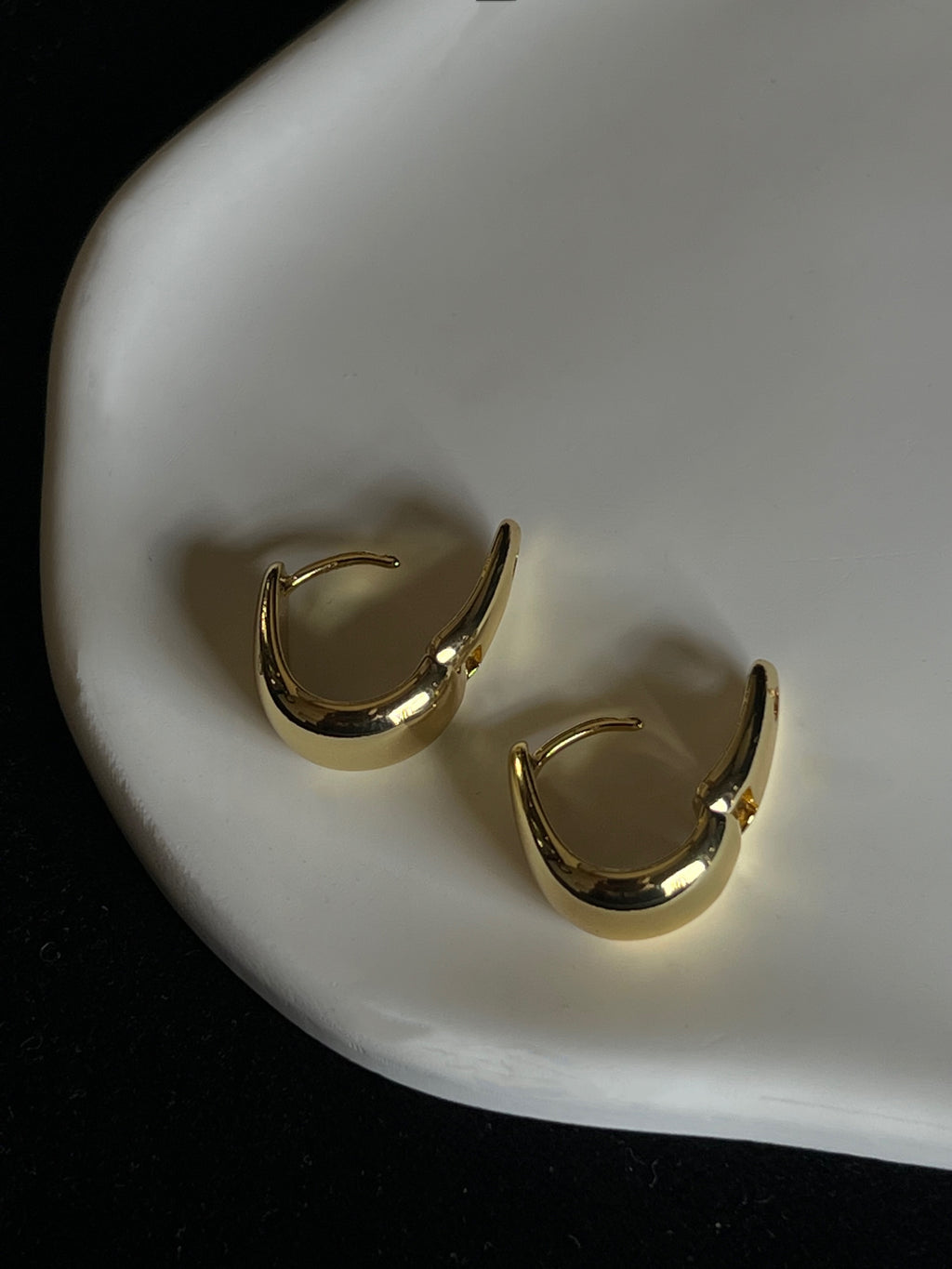 Minimalist bold gold earrings, Liora by EverLuxe