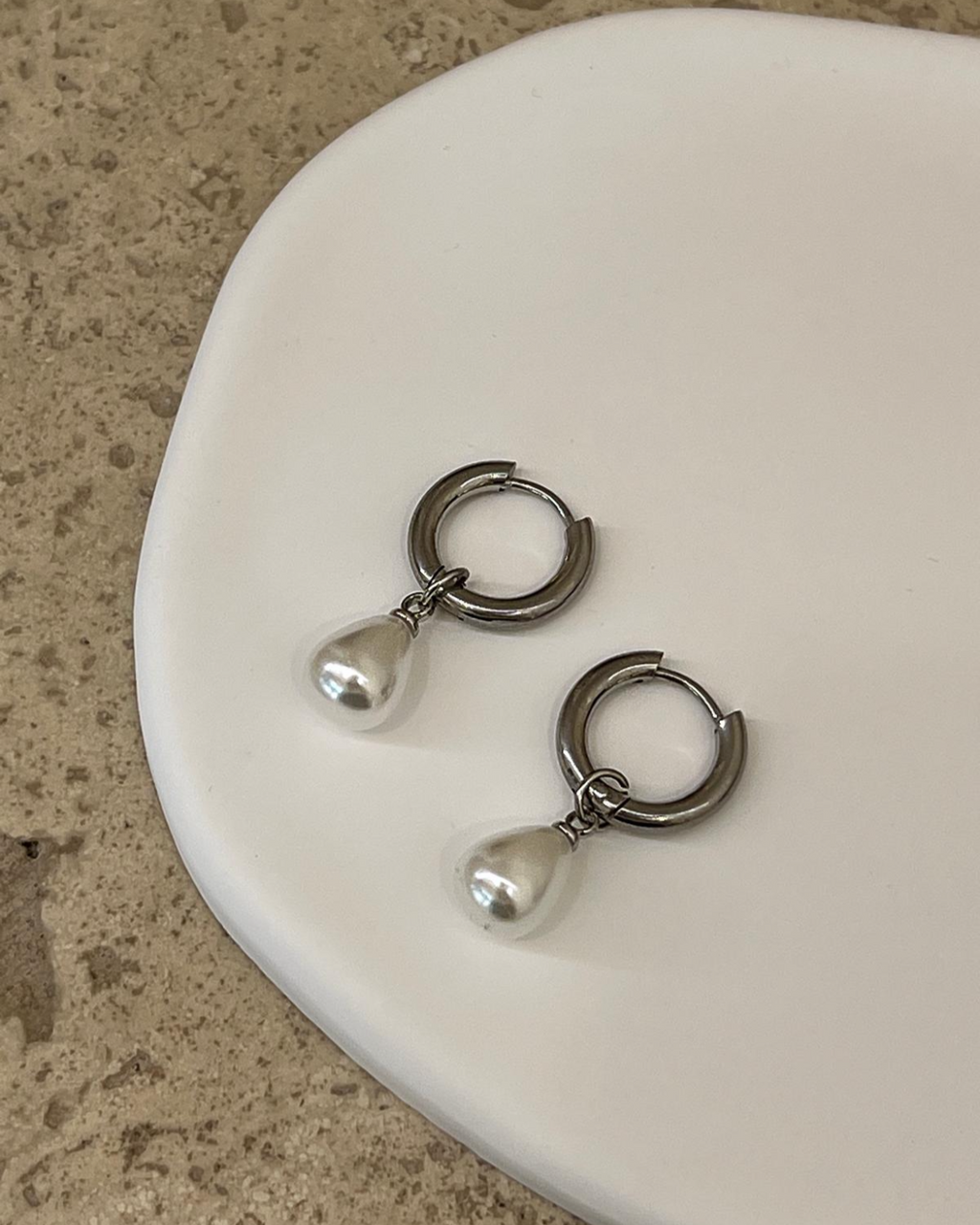 Silver teardrop dangle pearl earrings by EverLuxe