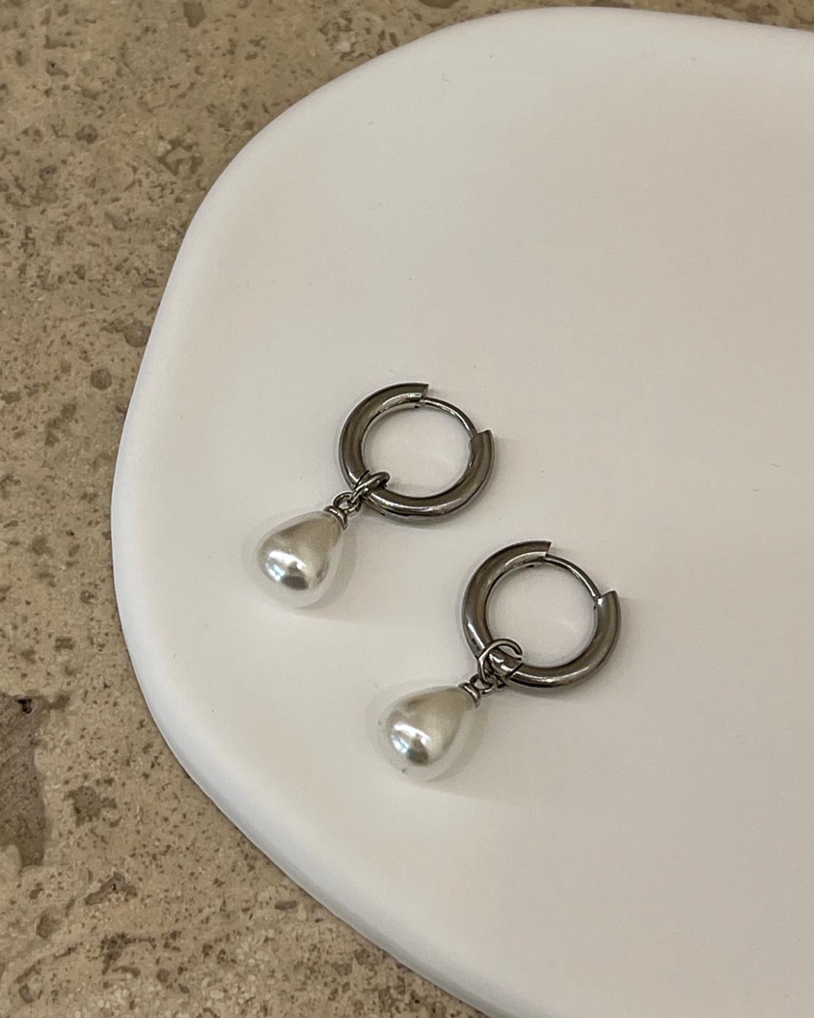 Silver teardrop dangle pearl earrings by EverLuxe