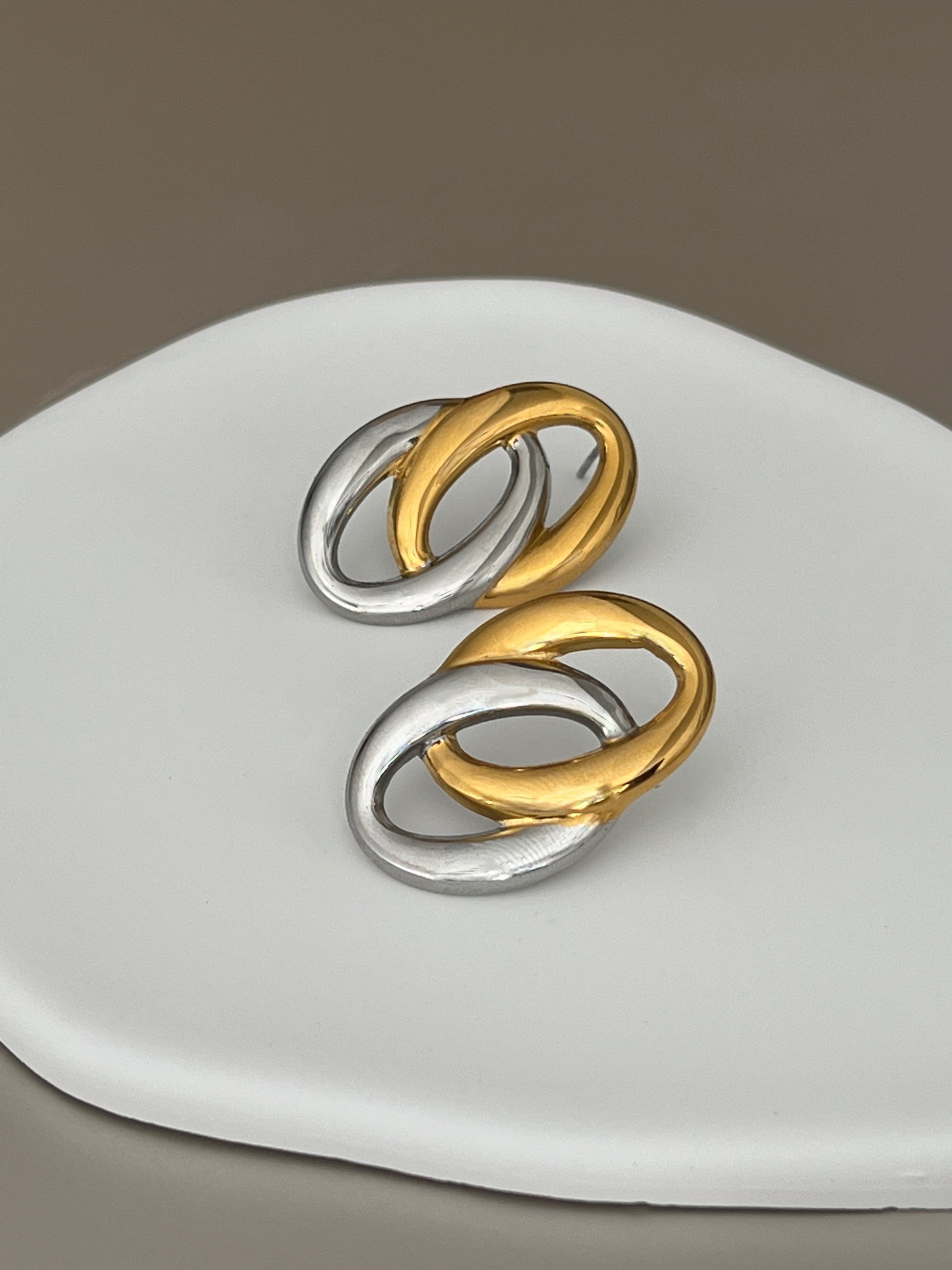 Vitta Link Duo-Tone gold earrings on white dish – EverLuxe