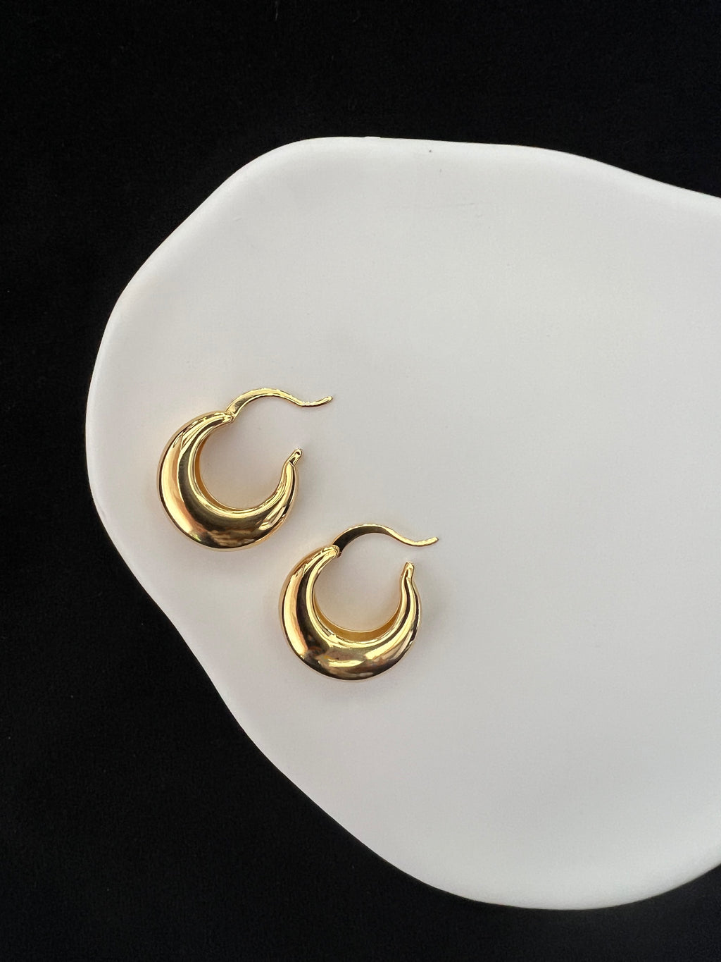 Una sculptural gold dome hoop earrings front view