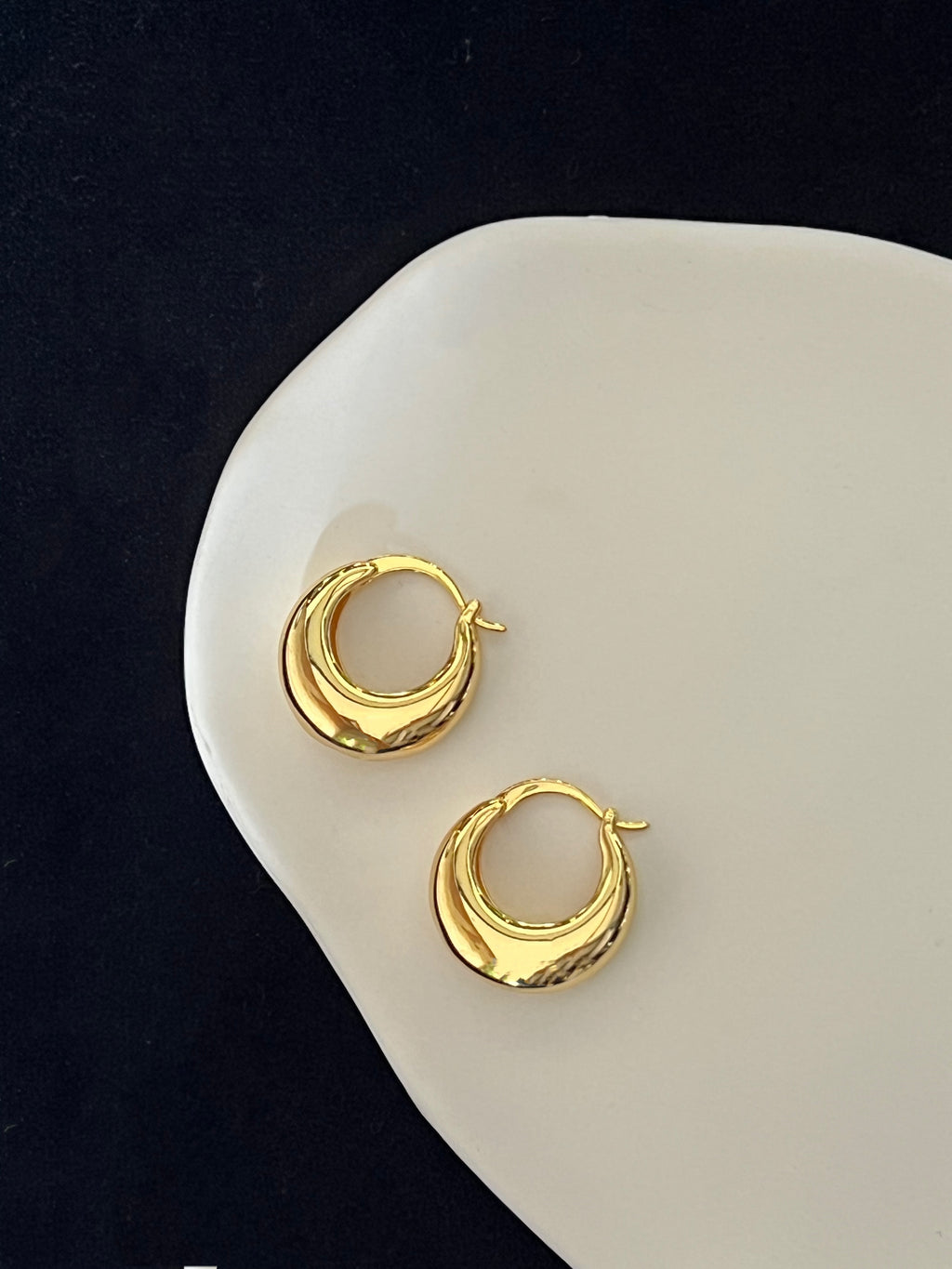 Una gold earrings – side and angle view