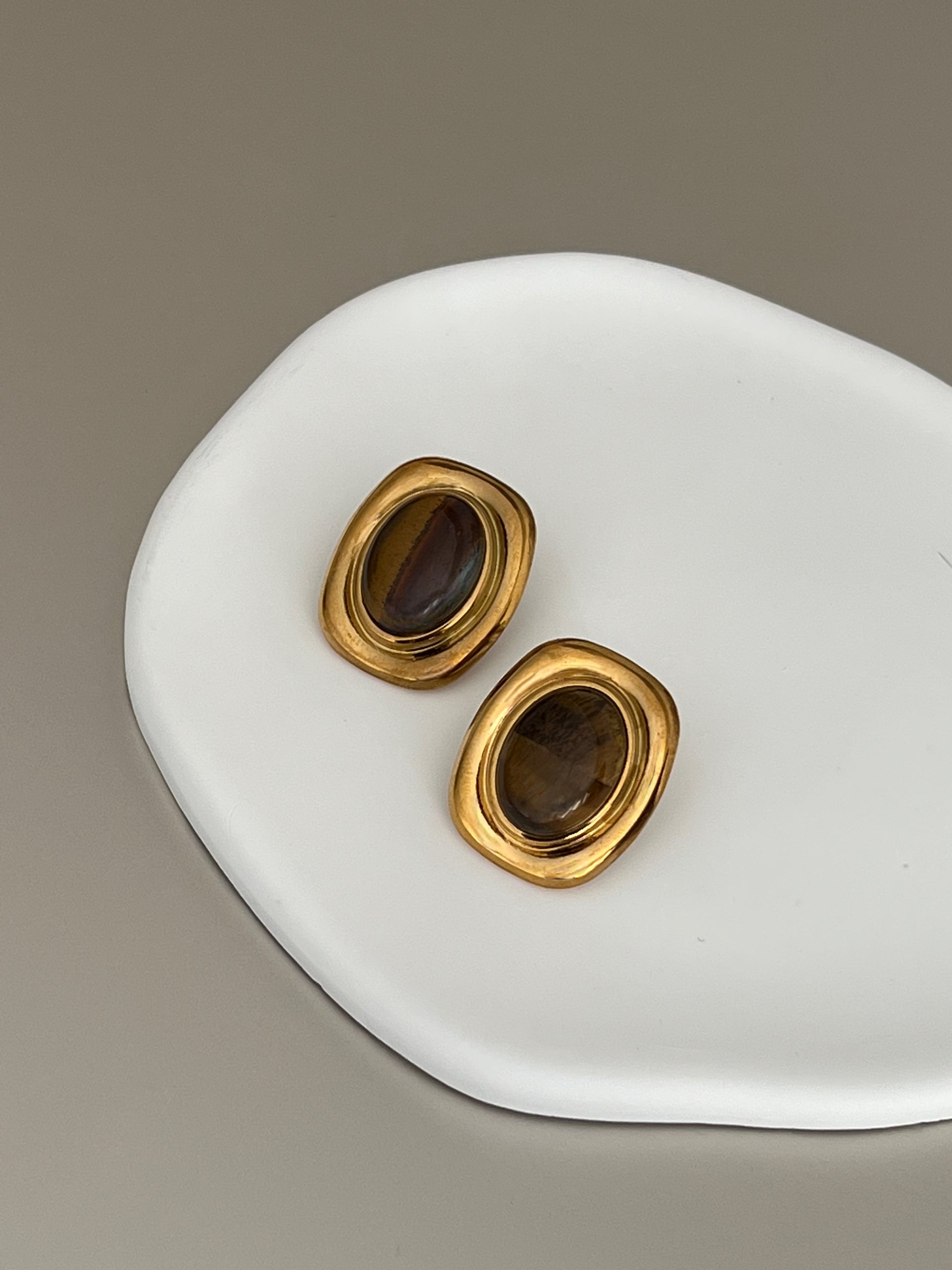 Vanta Tiger gold stud earrings with Tiger’s Eye stone – EverLuxe